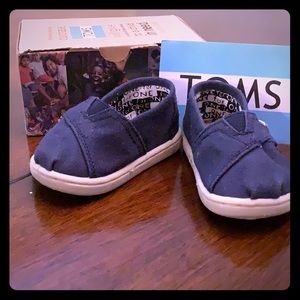 Unisex navy toms size 4t
